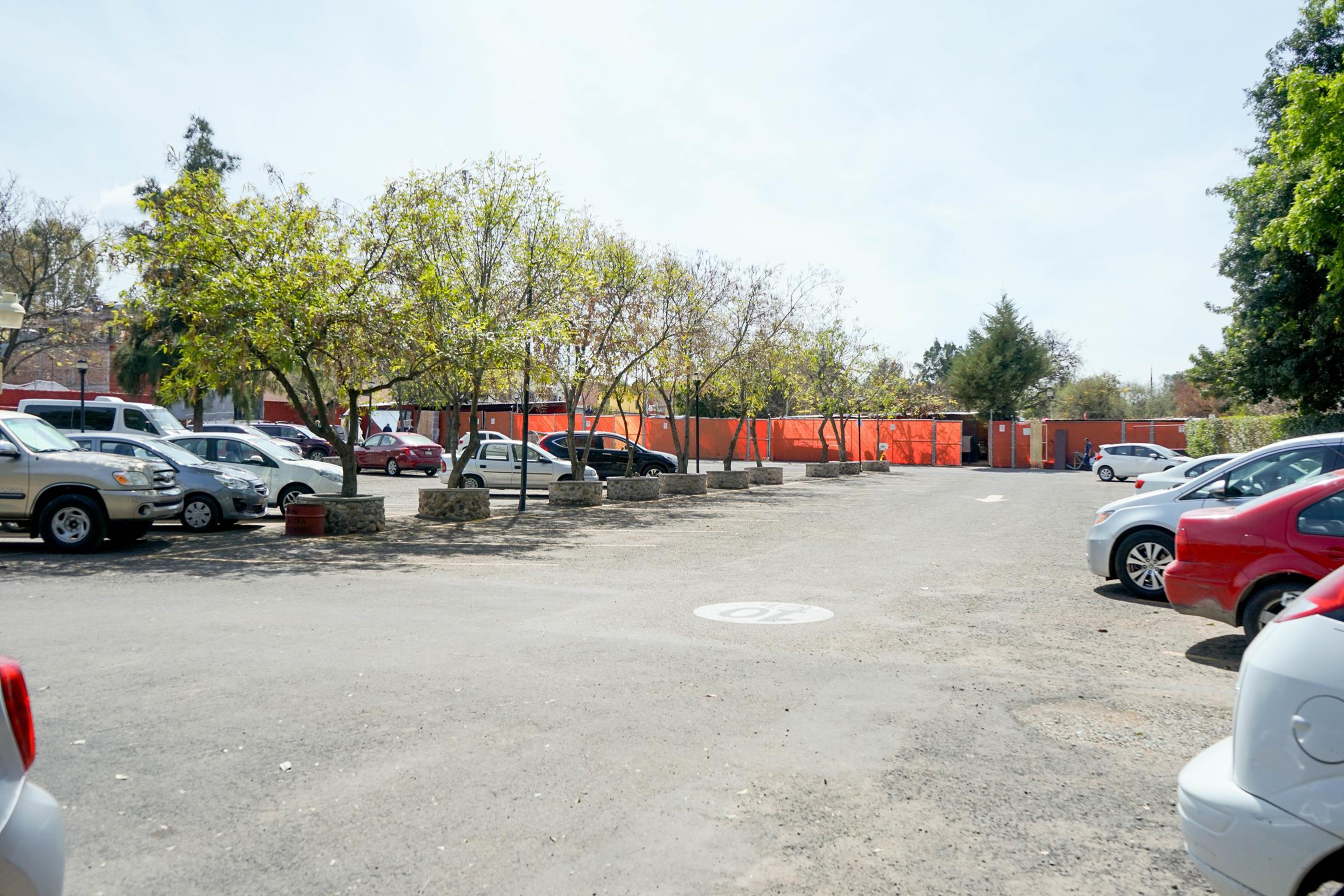 Real De Minas San Miguel De Allende Kültér fotó The parking lot of the station