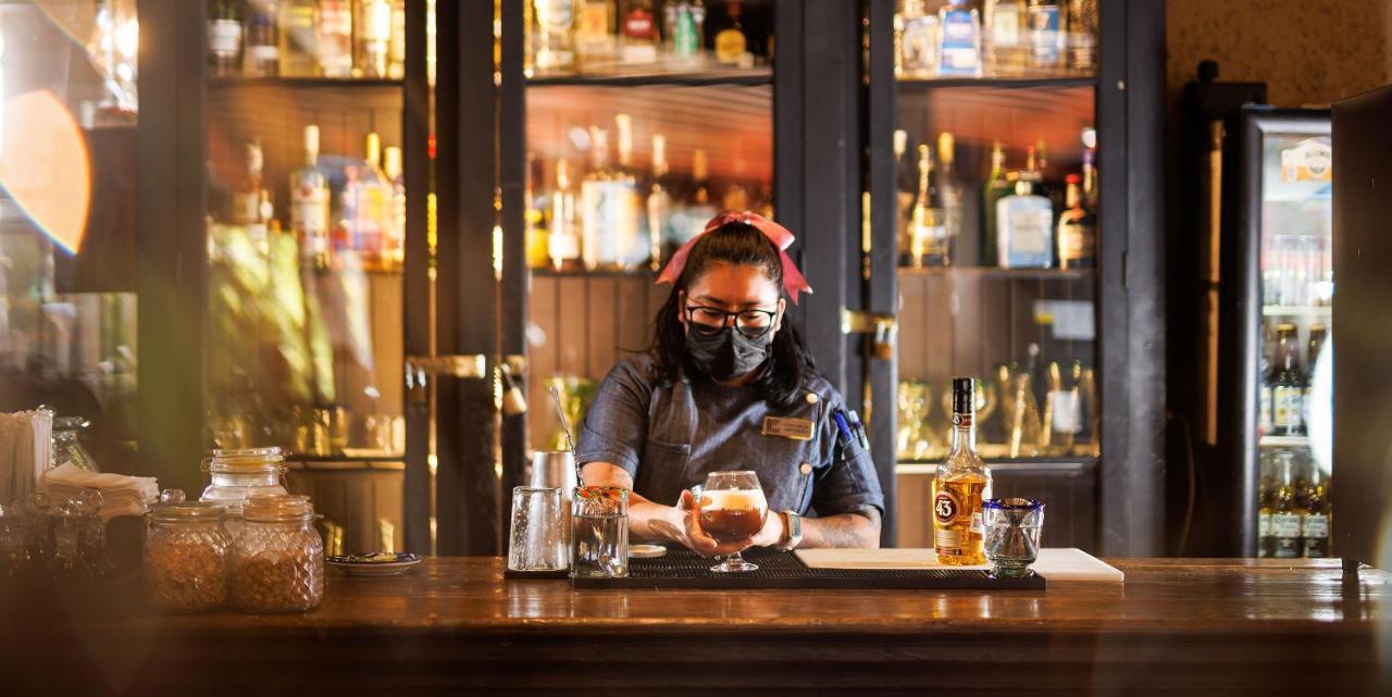 Real De Minas San Miguel De Allende Kültér fotó A bartender at work